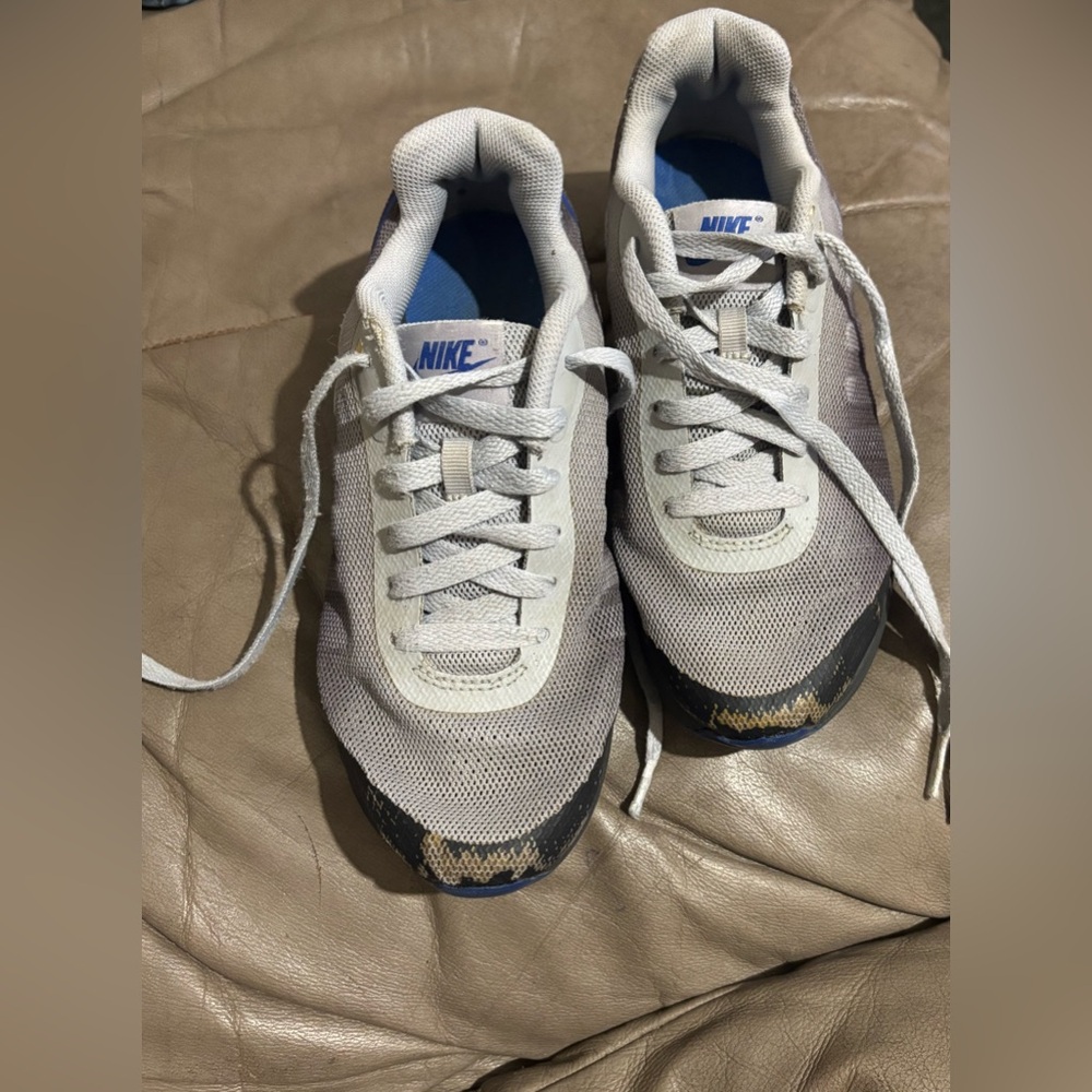 🎊 SOLD 🎊 Nike 4.5/Children youth Sneakers in Gray&Black with Blue Accents - Picture 5 of 9